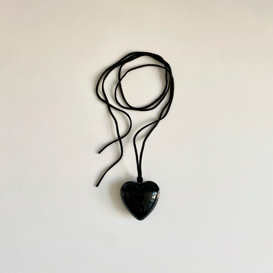 BIG HEART NECKLACE / BLACK
