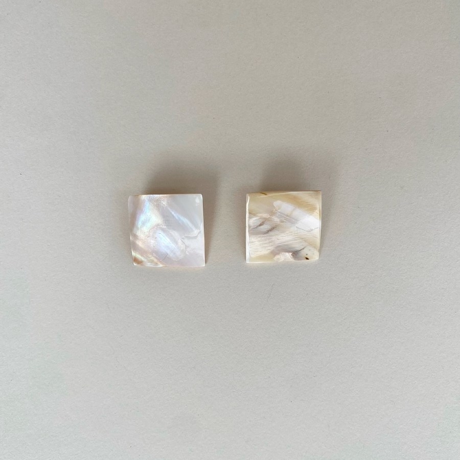 SHELL EARRINGS / WHITE